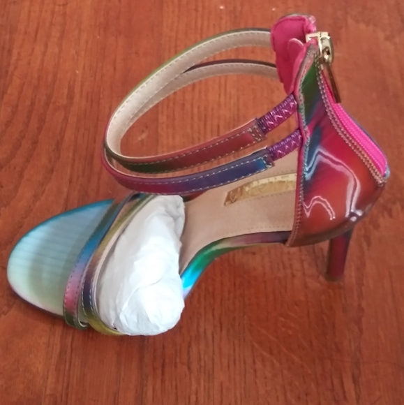 👠 - Picture 2 of 4